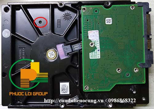 Bên dưới ổ cứng bị ngập vô nước