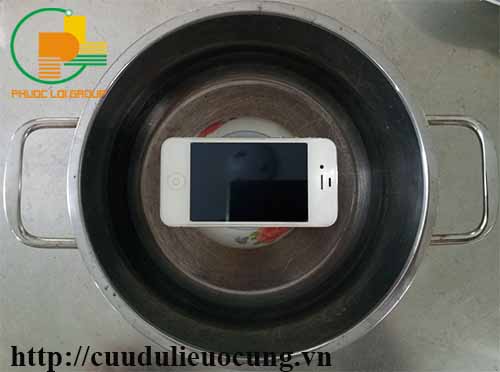 Đặt điện thoại hoặc ổ cứng vào